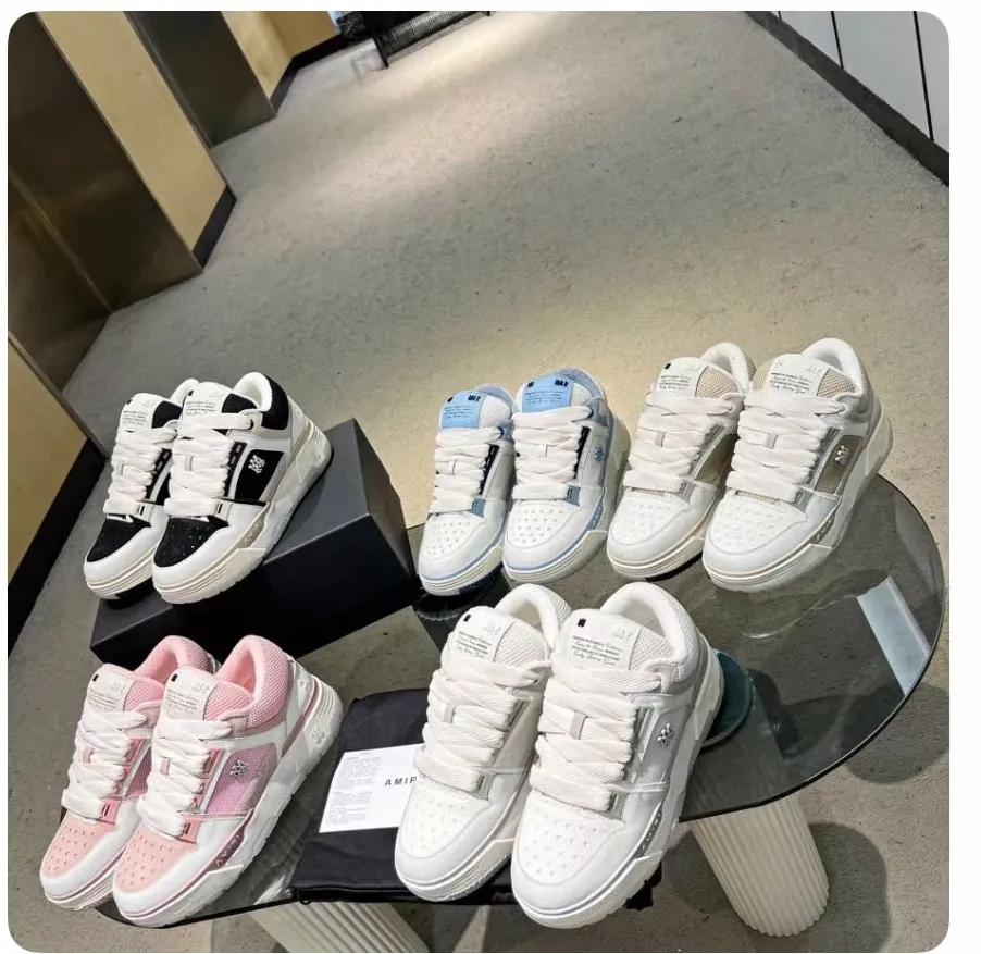p620💰Men's shoes Amiri Emile's 2023 spring and summer new MA-1 bread shoes, couple models, casual sports shoes, sneakers Amiri gave up the rock punk style in the new season and used a large number of unsaturated colors, Morandi tones, whether you see or wear them, it will make people very happy. The large tongue of the bread shoes continues, shortens the length of the shoe body, thickens the midsole, and the toe part is more rounded. Amiri's brand letters and MA logo appear on the side of the shoe. Fabric: Original customized imported first-layer cowhide + mesh. Lining: Original customized breathable towel lining. Outsole. Foam combination material. Bottom thickness: 4CM. Size: Men's 39-45